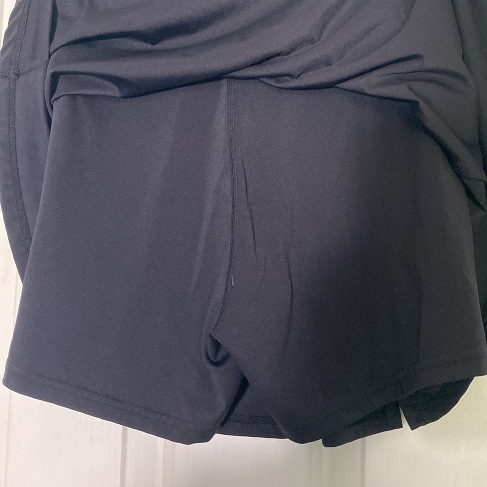 Black tennis skirt with slit activewear workout clothes, golf skirt - Picture 4 of 9